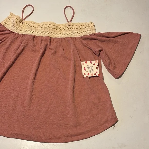 Free kisses Women's Off-Shoulder Top - Picture 2 of 5